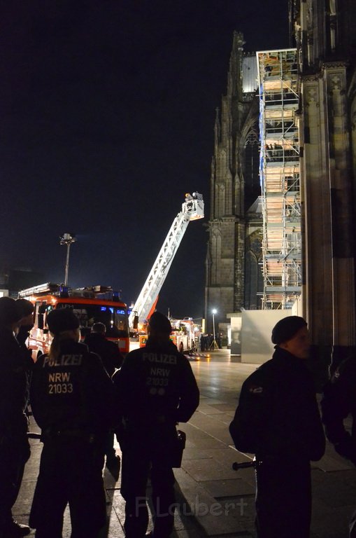 Einsatz BF Aktivisten auf Geruest vom Koelner Dom P132.JPG - Miklos Laubert